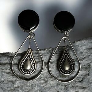 Elegant Black and Silver Teardrop Plugs